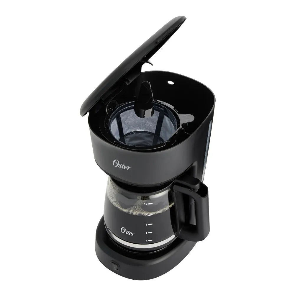 Cafetera negra Oster para 12 tazas con jarra de vidrio y tapa abatible.