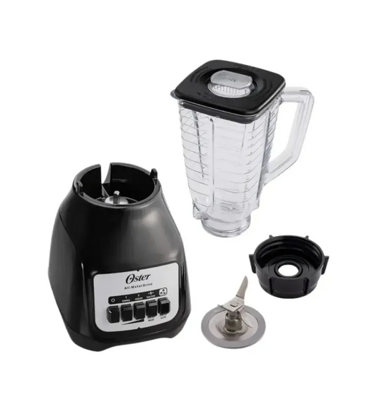 Licuadora Oster Kaliman negra con vaso plástico transparente y base desmontable con cuchillas de acero inoxidable.