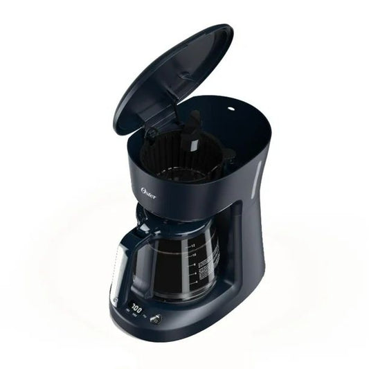 Cafetera analógica Oster negra con jarra de vidrio para 12 tazas y tapa abierta.