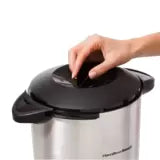 Cafetera percoladora Hamilton Beach acero inoxidable con tapa negra y asa para 45 tazas.