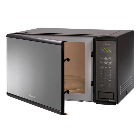 Microondas Panasonic 1.3 pies negro y silver con puerta abierta y panel digital iluminado en verde.