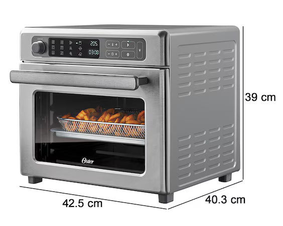 Horno eléctrico digital Oster color plateado con freidora de aire y puerta de vidrio transparente con canasta y pollo dorado .