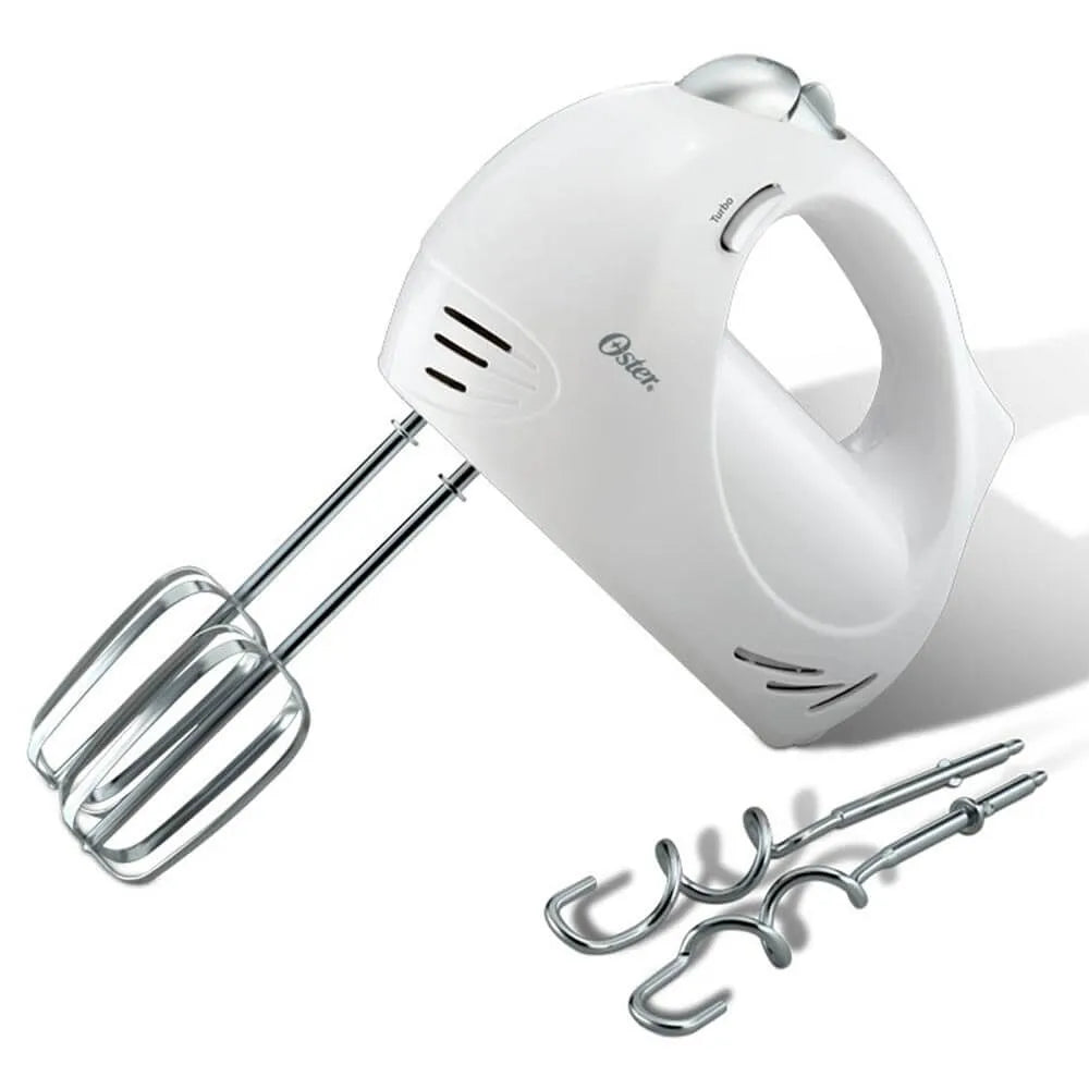 Batidora manual Oster blanca con diseño ergonómico y dos juegos de varillas metálicas para mezclar y amasar.