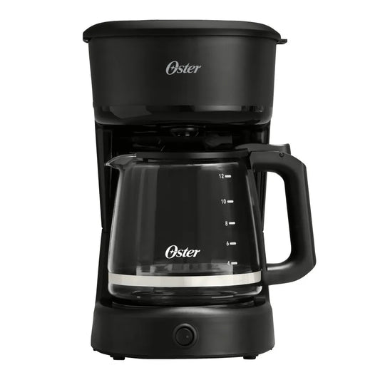 Cafetera Oster negra básica con jarra de vidrio para 12 tazas y botón frontal compacto.