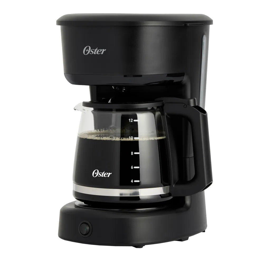 Cafetera Oster negra de 12 tazas con jarra de vidrio y base compacta.