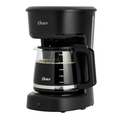 Cafetera Oster negra de 12 tazas con jarra de vidrio y base compacta.