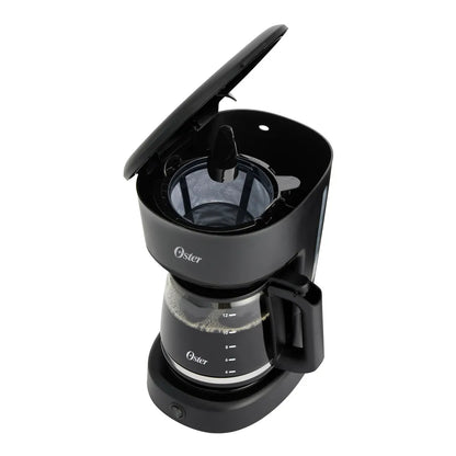Cafetera negra Oster para 12 tazas con jarra de vidrio y tapa abatible.