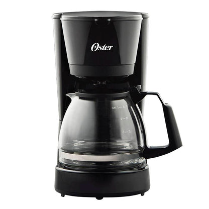 Cafetera Oster negra compacta con jarra de vidrio y capacidad para 5 tazas.