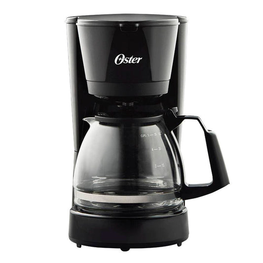 Cafetera Oster negra compacta con jarra de vidrio y capacidad para 5 tazas.