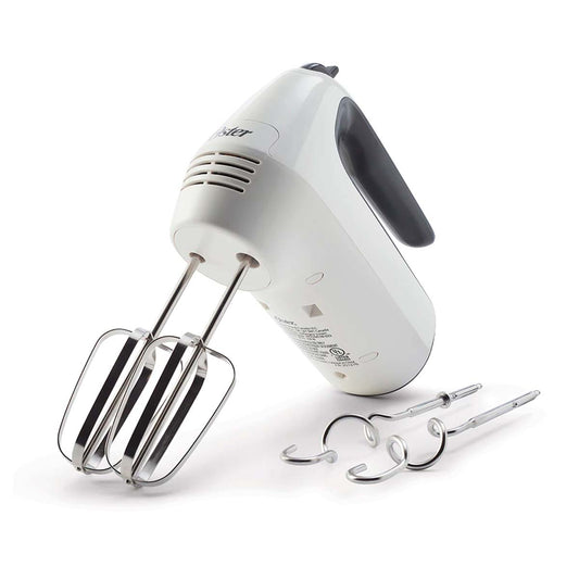 Batidora de mano Oster blanca con 6 velocidades, 250W, con dos pares de batidores de metal desmontables.