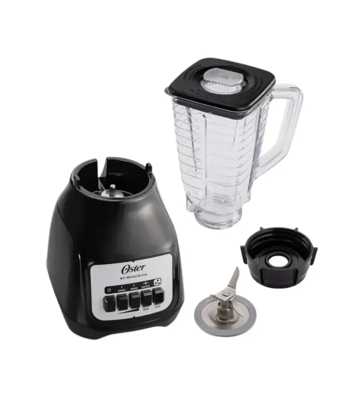 Licuadora Oster Kaliman negra con vaso plástico transparente y base desmontable con cuchillas de acero inoxidable.