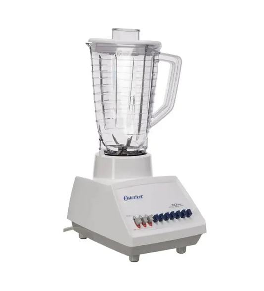Licuadora Oster Slant blanca con jarra plástica transparente y botones azules y rojos en base cuadrada.