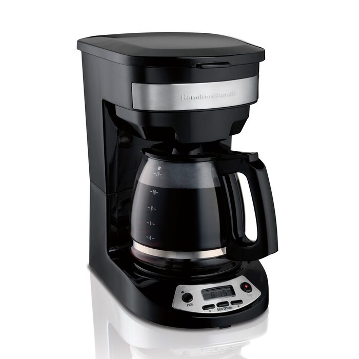 Cafetera programable Hamilton Beach negra con jarra de vidrio para 12 tazas, panel digital frontal.