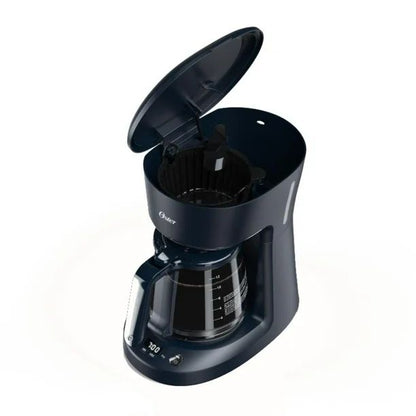 Cafetera analógica Oster negra con jarra de vidrio para 12 tazas y tapa abierta.