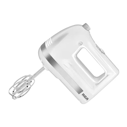 Batidora de mano RCA blanca con 5 velocidades y batidor metálico visible.