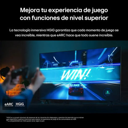 Pantalla LG 32" Smart TV HD con gráfico de videojuego de carrera y mando a distancia en mano.