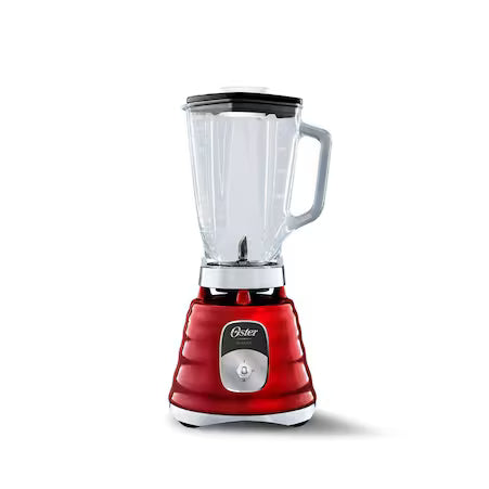 Licuadora Oster metálica roja con base acanalada y vaso de cristal transparente con tapa negra.