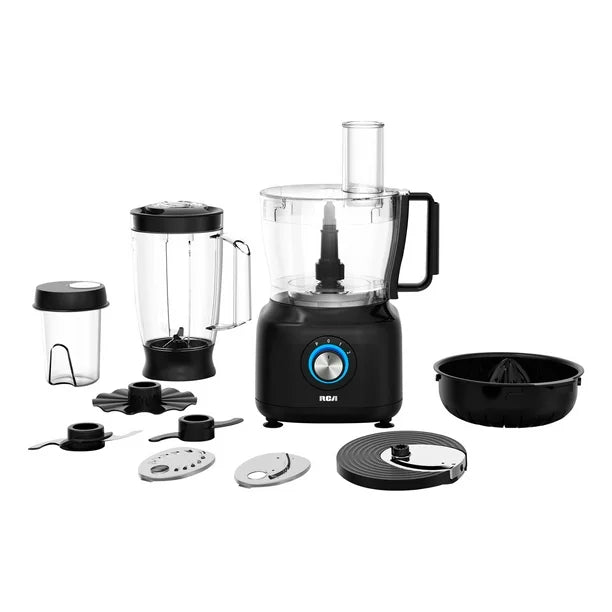 Multi procesador RCA negro con vaso picador, licuadora, accesorios y disco cortador en fondo blanco.