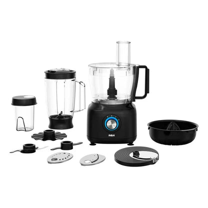 Multi procesador RCA negro con vaso picador, licuadora, accesorios y disco cortador en fondo blanco.