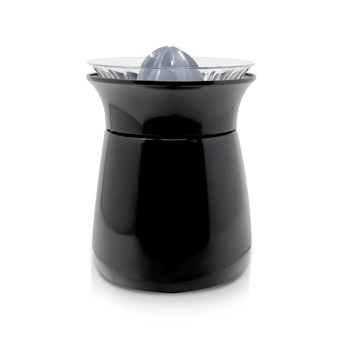 Exprimidor de cítricos negro con base ancha y tapa transparente anti goteo.