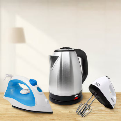 Combo básico RCA con plancha azul y blanca, batidora eléctrica blanca con accesorios metálicos y tetera eléctrica inoxidable .