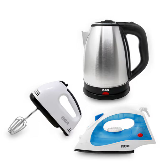 Combo RCA con plancha azul y blanca, batidora blanca con base metálica y tetera eléctrica de acero inoxidable con mango negro.