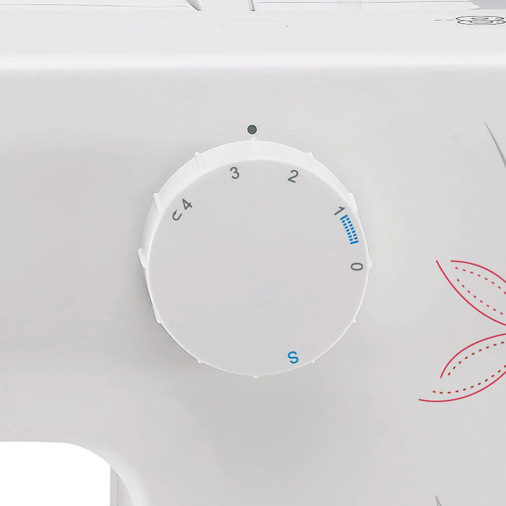 Selector de puntadas blanco con números y decoración roja en máquina de coser Singer blanca.