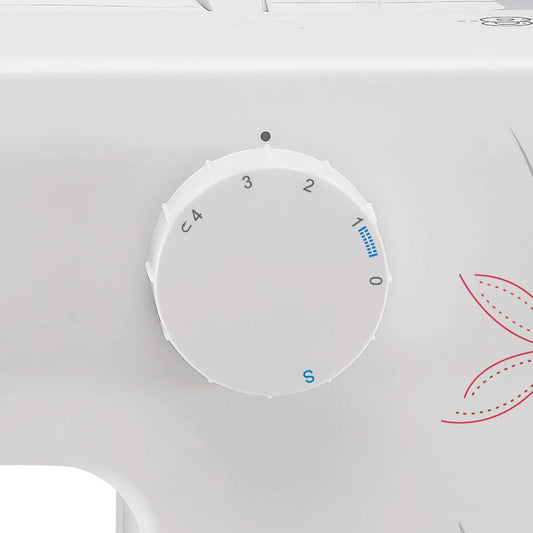 Selector de puntadas blanco con números y decoración roja en máquina de coser Singer blanca.