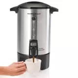 Cafetera percoladora Hamilton Beach acero inoxidable 45 tazas con dispensador y taza blanca.