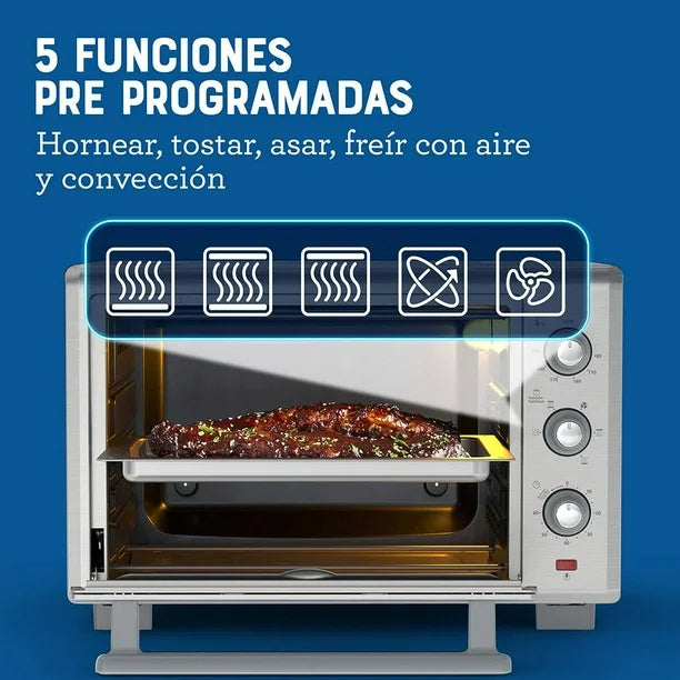 Horno eléctrico Oster blanco con control giratorio y bandeja con carne asada visible, 35 litros, función freidora de aire.