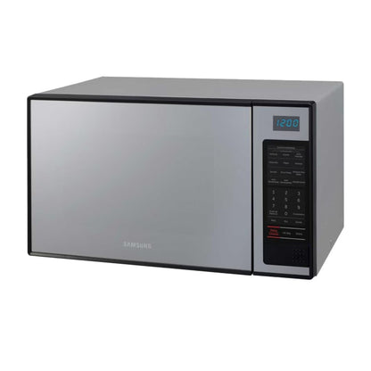 Microondas Samsung gris metálico con panel digital y botones táctiles a la derecha.
