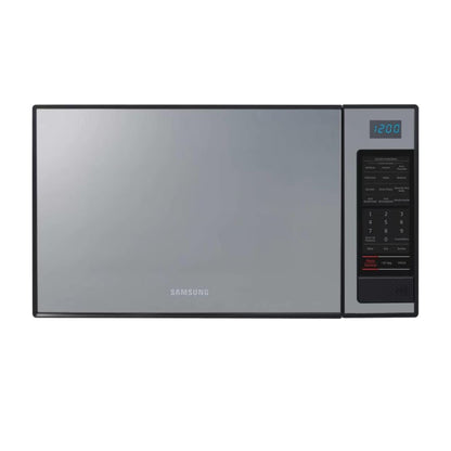 Horno microondas Samsung plateado con puerta espejo y panel digital negro a la derecha.