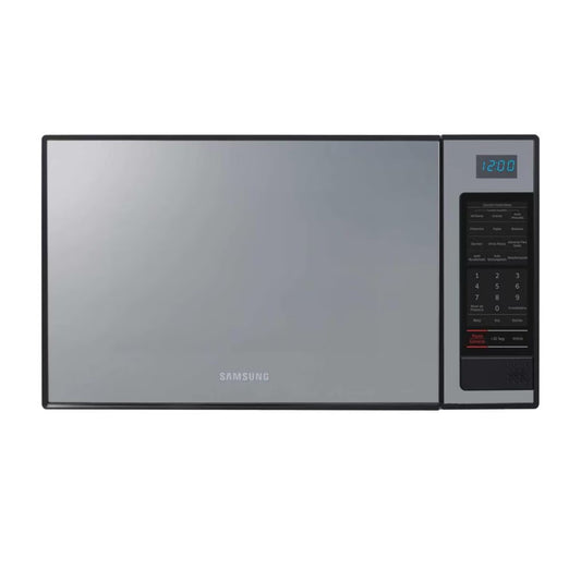 Horno microondas Samsung plateado con puerta espejo y panel digital negro a la derecha.