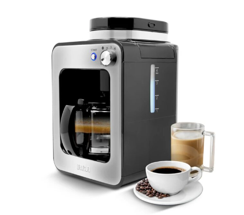 Cafetera RCA plateada con molino integrado, jarra de vidrio, capacidad 4 tazas, y plato térmico con café preparado y taza.
