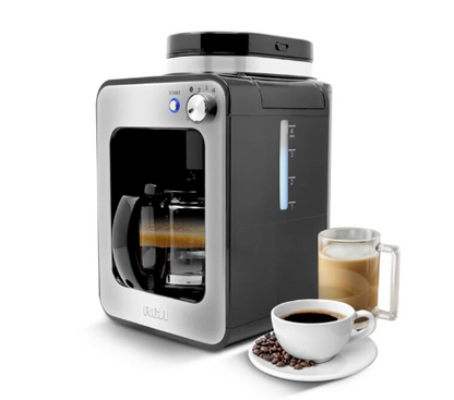 Cafetera RCA plateada con molino integrado, jarra de vidrio, capacidad 4 tazas, y plato térmico con café preparado y taza.