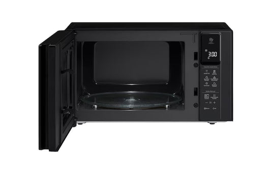 Horno microondas LG NeoChef 1.5 pies color negro con puerta abierta y panel digital táctil.