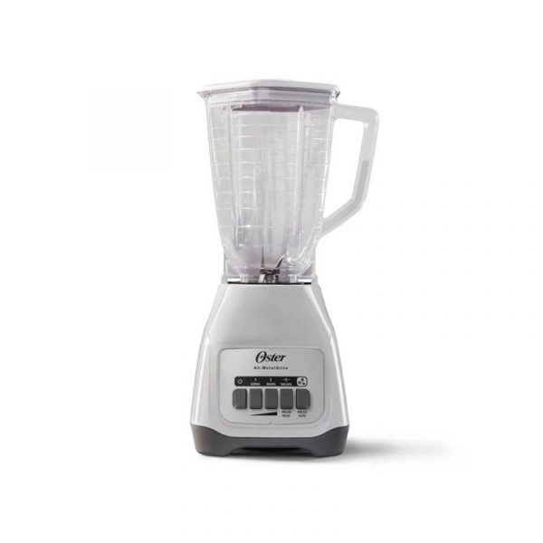 Licuadora Oster Kaliman blanca con base plástica, vaso medidor transparente y controles frontales negros.
