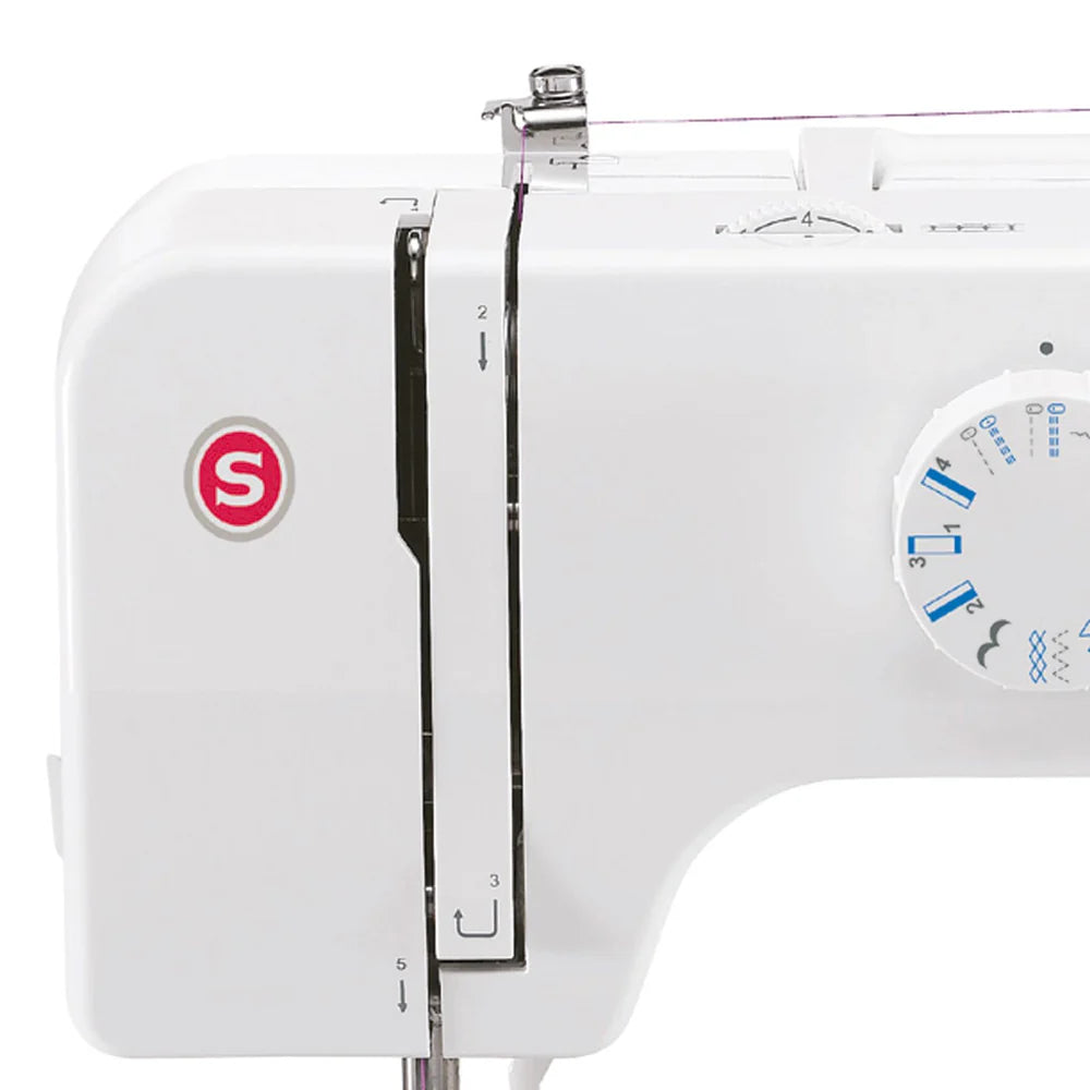 Máquina de coser blanca Singer con selector de 12 puntadas y logo rojo en lateral.