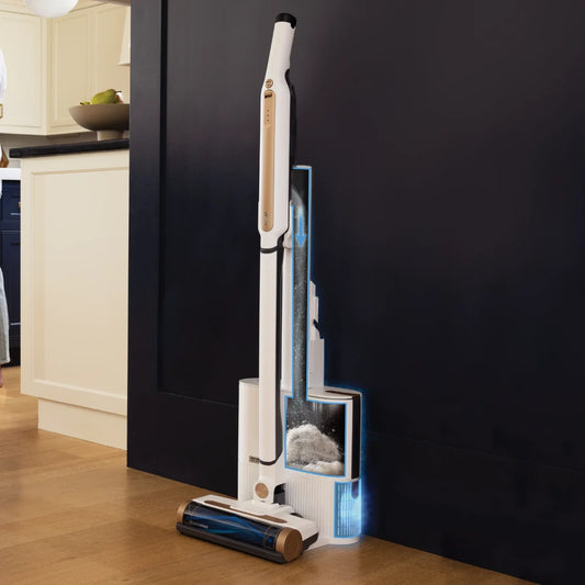 Aspiradora inalámbrica blanca Shark con diseño vertical y base de autovaciado iluminada en azul.