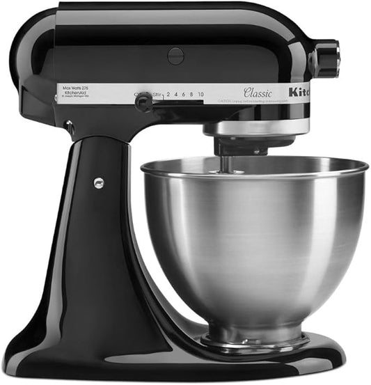 Batidora de pie KitchenAid negra con bol de acero inoxidable de 4.5 cuartos y diseño clásico.