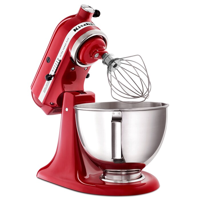 Batidora de pie KitchenAid roja con bol de acero inoxidable y batidor de alambre en posición elevada.