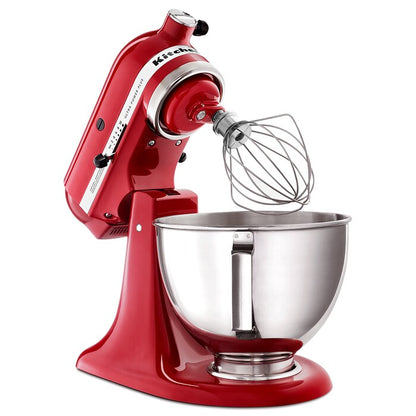 Batidora de pie KitchenAid roja con bol de acero inoxidable y batidor de alambre en posición elevada.