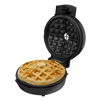 Waflera negra estilo volcán abierta con waffle belga dorado en interior.