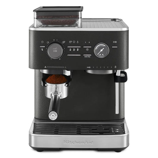 Cafetera semiautomática KitchenAid negra con molinillo integrado y panel de control con botones y perillas.