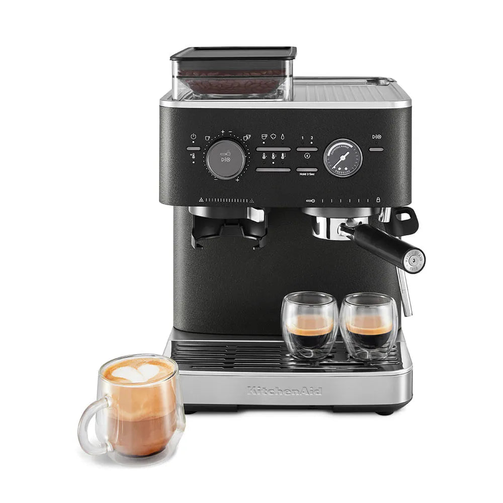 Cafetera semiautomática negra KitchenAid con molinillo integrado y dos tazas de espresso doble debajo del portafiltro, taza.