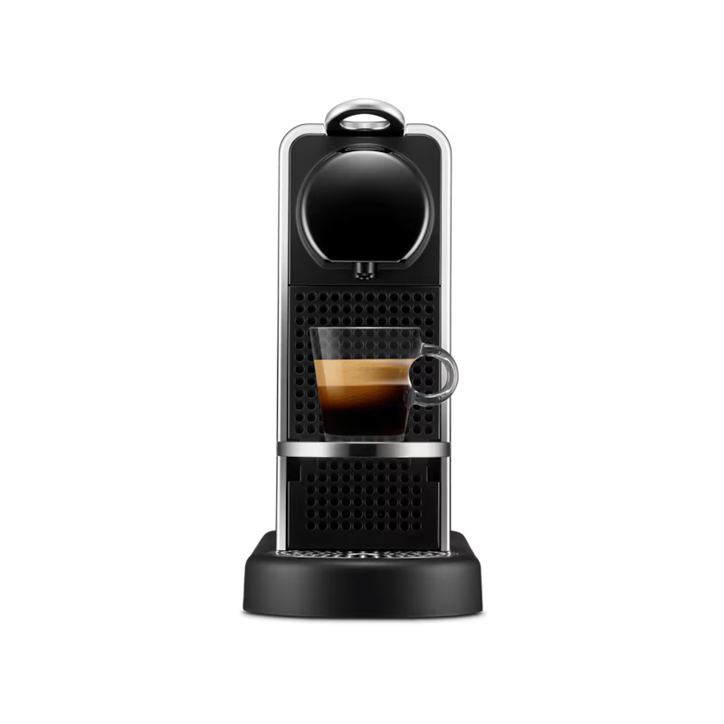 Cafetera Nespresso Citiz color plata con bandeja de goteo y espresso servido en vaso transparente.