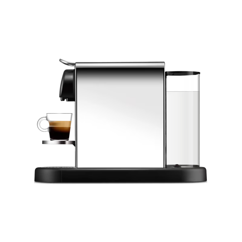 Cafetera Nespresso Citiz Platinum color plateado con base negra y vaso pequeño con espresso.