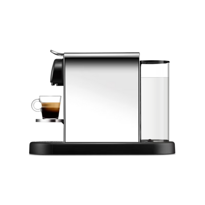 Cafetera Nespresso Citiz Platinum color plateado con base negra y vaso pequeño con espresso.