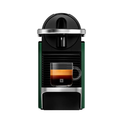 Cafetera Nespresso Pixie verde compacta con taza de espresso transparente y detalles en negro y plata.