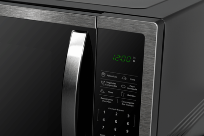 Horno microondas Midea 1.6 pies acero inoxidable con puerta espejo y pantalla digital verde.